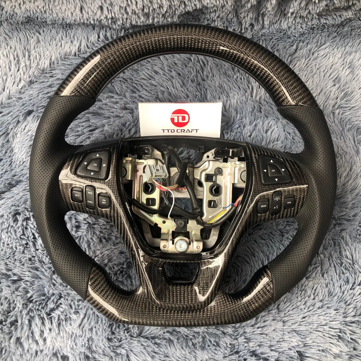 Ttd Craft Ford 2013-2019 Taurus / 2011-2014 Edge / 2011-2019 Explorer / 2013-2020 Flex Carbon Fiber Steering Wheel 1